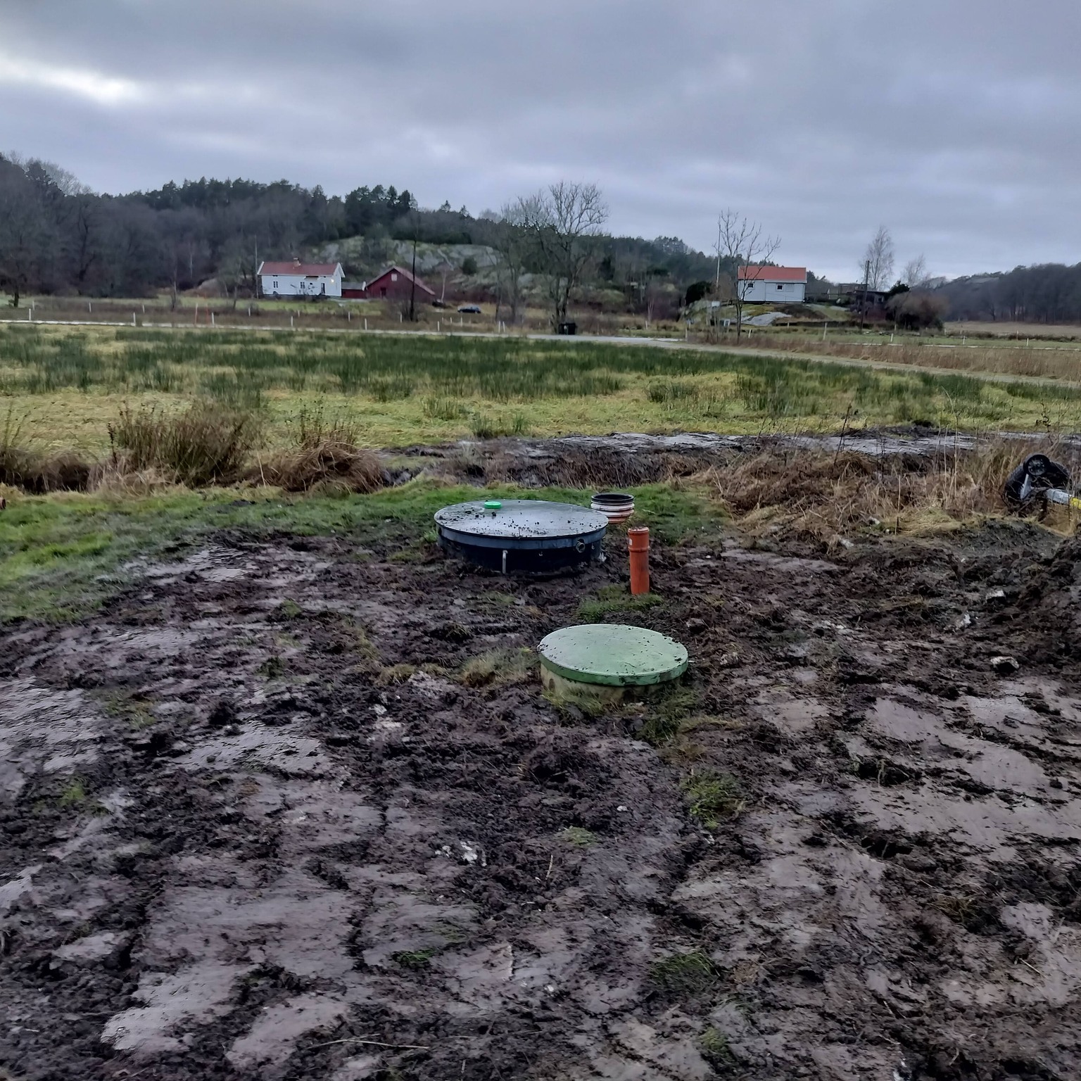 Nedgrävt minireningsverk för enskilt avlopp i lantlig miljö utanför Kungsbacka